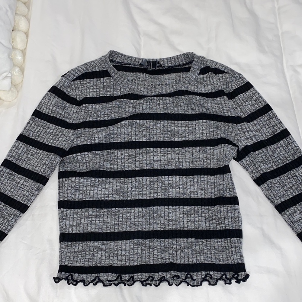 Long sleeve fitted crop top.